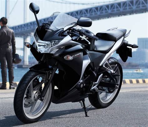 Fz25 is easy maneuverable, better for city first of all three bikes are from different categories r15 is a sport bike, fz25 is commuter bike and cbr250r is sport tourer. Hot Yamaha R15 , FZ16 , FZ S , Honda CBR 150 FI 2012 ...