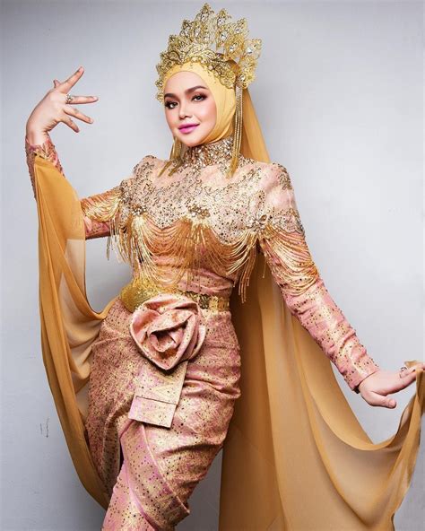 Dato' sri siti nurhaliza , kmy kmo & luca sicktaexecutive producer. Dato Sri Siti Nurhaliza wearing a custom royal gold puteri ...