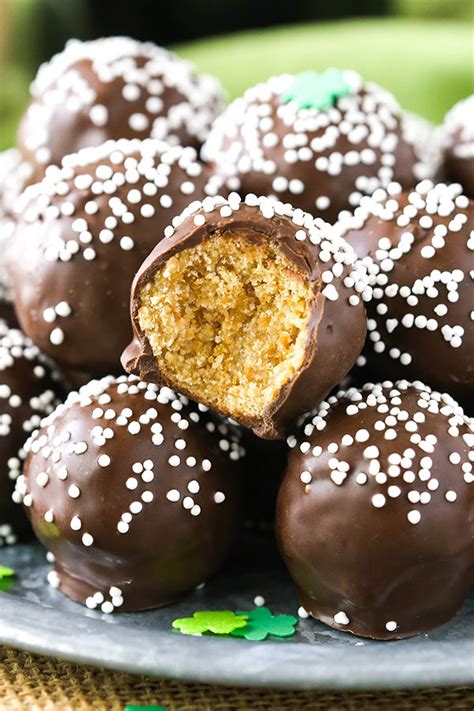 Christmas cookies are fun to make and even better to eat. Baileys Irish Cream Cookie Balls | Easy No Bake Dessert Idea