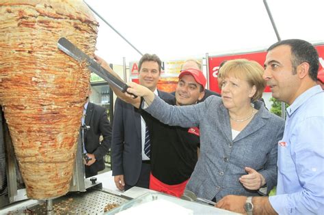 Dafür will sie richtig geld in die hand nehmen. Angela Merkel schneidet Dönerspieß an - Berliner Morgenpost