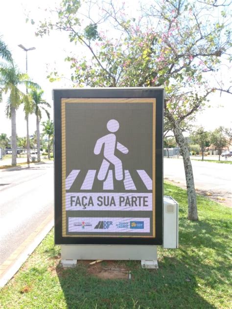 placas reforçam a importância da faixa de pedestres agência brasília