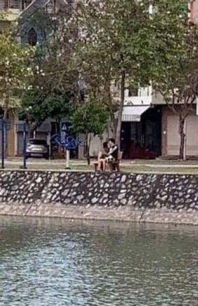 Yêu cầu thực hiện khoảng cách tối thiểu 2m giữa. Hôn nhau trong công viên lúc giãn cách xã hội, đôi nam nữ ...