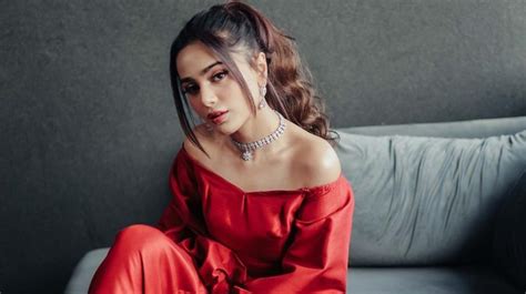 Aima Baig Sets The Stage On Fire With Sizzling Looks Lens