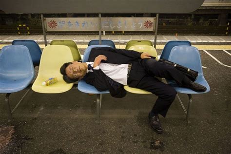 ¡sólo en japón oficinistas borrachos duermen en lugares públicos publimetro chile
