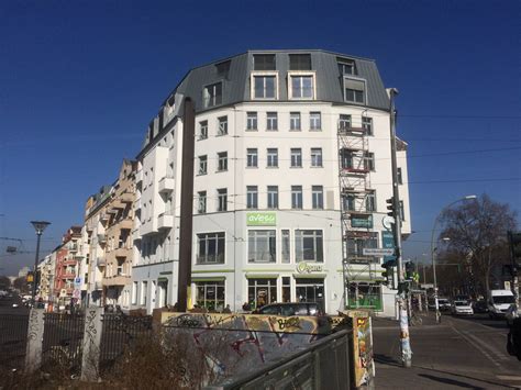 Nachdem sich bewohnerinnen und bewohner der rigaer straße 94 in dem teilweise besetzten haus verbarrikadiert hatten, verschaffte sich die polizei gewaltsam zutritt.dabei wurden die beamten nach polizeiangaben mit feuerlöscherpulver und pyrotechnik attackiert, mindestens 20. Das Haus an der Warschauer Brücke - symptomatisch für ...