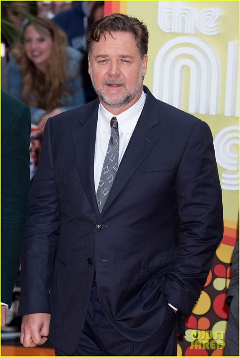 ryan gosling and russell crowe goof off at the nice guys uk premiere photo 3661138 00 photos