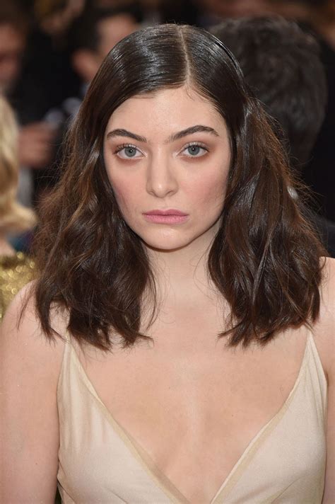 New album solar power out now: LORDE at Costume Institute Gala 2016 in New York 05/02 ...