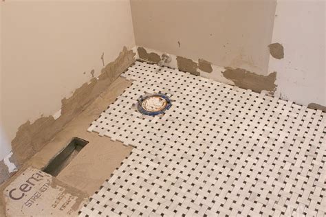 Now we lay out a few tiles, then align them relative to each other. Large Geometric Tile In The Bathroom | The DIY Playbook