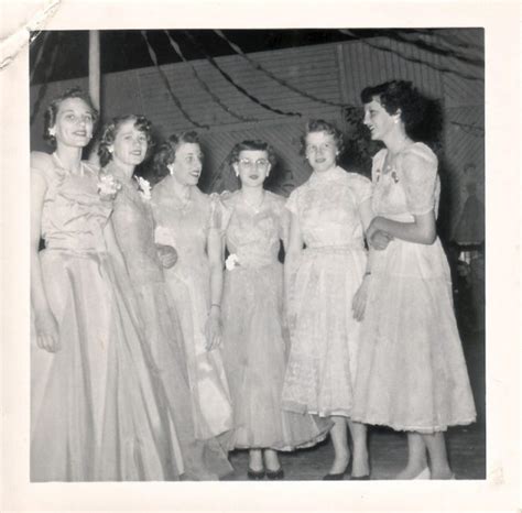 Vintage Fashion 1950s Teenage Girls With Their Doo Wop Dresses The Vintage News