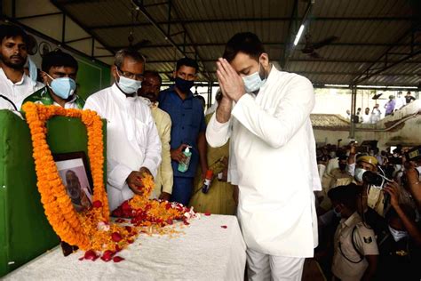 Rjd Leader Tejashwi Yadav Pays Tribute To Raghuvansh Prasad Singh