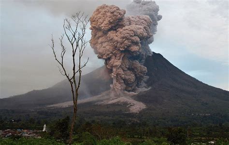 Hal ini disebabkan karena gunung memiliki keindahan yang sangat luar biasa dibandingkan wisata di pantai. Letusan Gunung Berapi Sinabung, Indonesia | Foto | Astro Awani