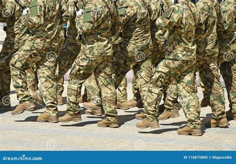 I Soldati Stanno Marciando Alla Parata Militare Fotografia Stock