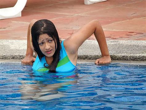 Hot Mumbai Bhabhi Madalasa Sarma Wet Bikini Bathing In