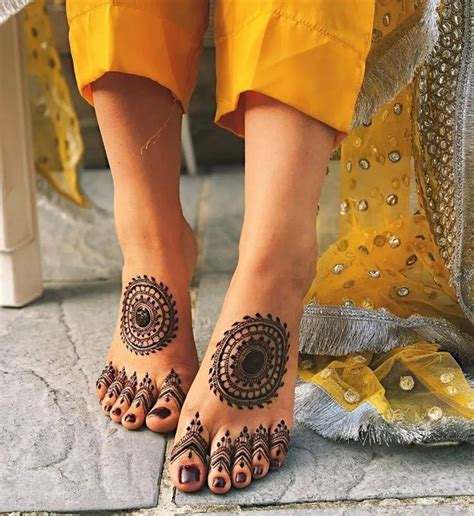 20 Minimalistic Mehndi Designs For Your Feet Wedmegood