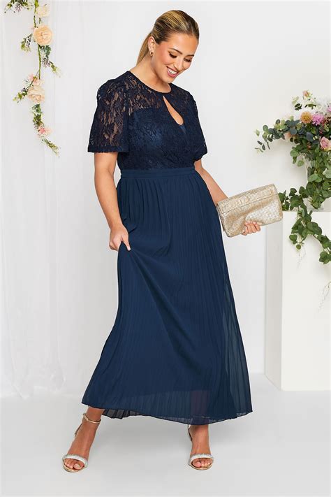 yours london plissiertes maxikleid in marineblau mit spitze und puffärmeln in großen größen