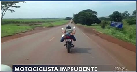 G1 Vídeo Flagra Motociclista Dirigindo Deitado Sobre Veículo Em
