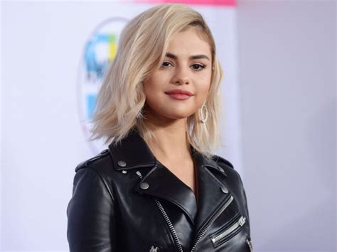 You Wont Believe How Long Selena Gomezs New Blonde Hair Took To Colour Look Magazine