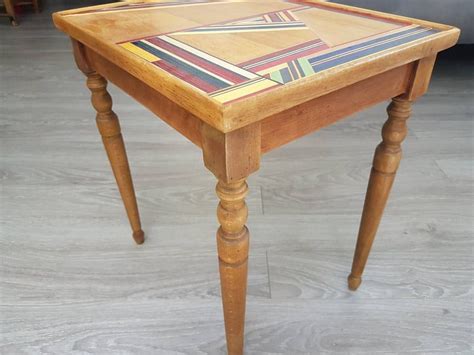 Ce style est caracterise par la majeste et la richesse de son mobilier. Petite table basse en bois en marqueterie de paille de la ...