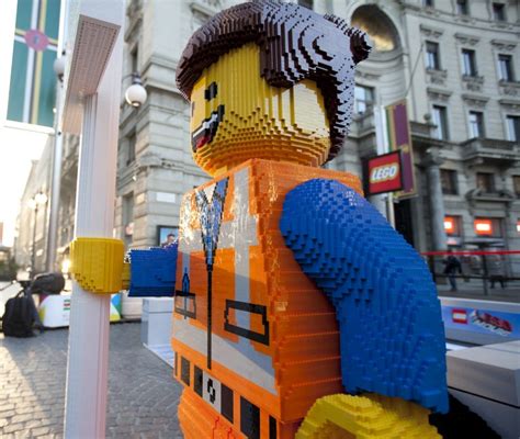 Milano La Fermata Del Metrò Con 190000 Mattoncini Lego La Repubblica