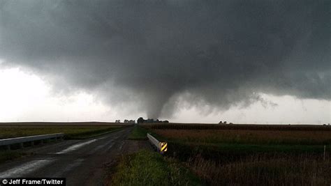 Four Tornadoes Tear Through Illinois Within An Hour Daily Mail Online