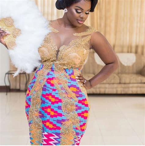 Vous le savez, je suis littéralement in love du pagne africain (sinon, pourquoi avoir fait ce blog surtout?), mais ce que j'aime par dessus tout et ce que j'admire, c'est la créativité des designers et leur capacité à des créer des vêtements tout simplement. 15 modèles de robes en pagne africain pour un mariage ou ...