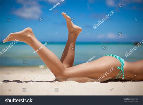 Women S Beautiful Legs On The Beach Stock Photo 140522389 Shutterstock