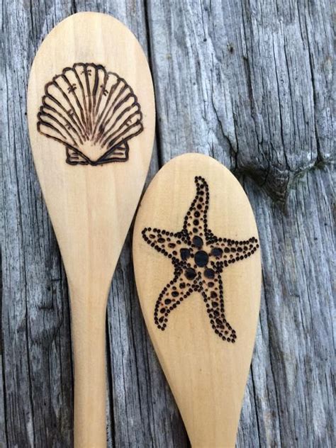To be cast in the same mould {or} mold fig. zwei arm voll holz. Nautische Holz verbrannt Löffel | Etsy | Holz gravieren ...
