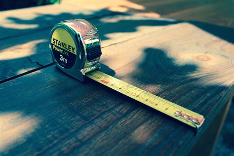 The markings between the larger inch numbers vary in length. Best Tape measure