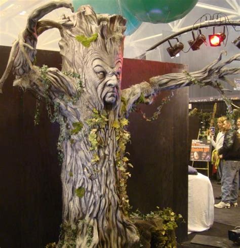 Tree Animated Prop By Distortions Unlimited Haunted Tree Halloween