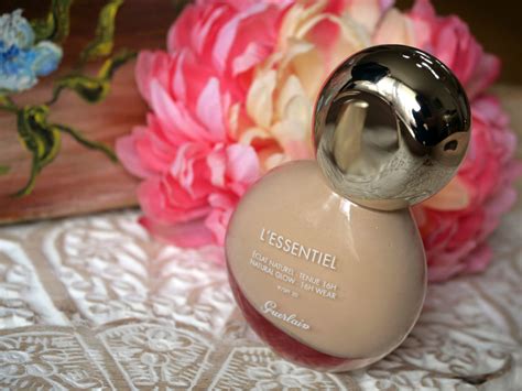 Grâce à ses pigments aux microsphères, il lisse les ridules et diffuse la lumière. Fond de teint L'Essentiel Guerlain : Je suis bluffée