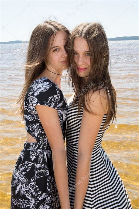 dos jóvenes hermanas fotografía de stock © oceanprod 78935154 depositphotos