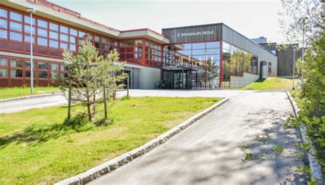 From wikimedia commons, the free media repository. Brundalen skole - Trondheim kommune