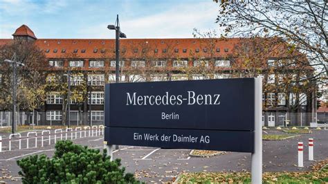 Warnstreiks am ältesten Werk von Mercedes Benz in Berlin