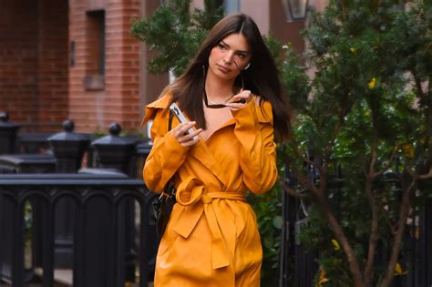 El Top Más Bonito De Emily Ratajkowski Es De Una Marca Española Y