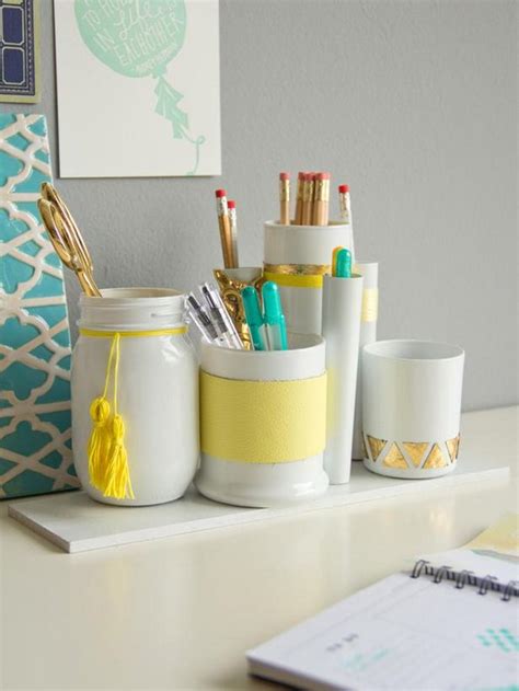 Want to upgrade your impersonal work space? Cute and Creative Ways to Decorate Your Desk at Work ...
