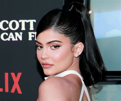 kylie jenner s latest hair transformation is a honey toned blonde