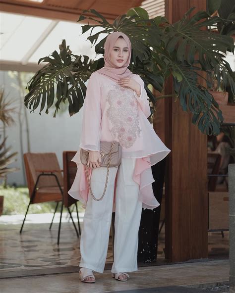 Model baju terusan ini memang selalu jadi pilihan terbaik bagi orang yang malas ribet padu. Ootd Hijab Kondangan Pake Celana - Jilbab Gucci
