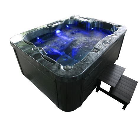 Made in the usa, they feature many exclusive features to enhance your spa experience. Outdoor Whirlpool Hot Tub Malta mit 27 Massage Düsen ...