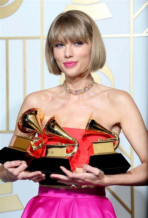 Taylor Swift 58th Grammy Awards 4 Satiny