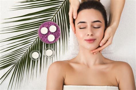 Femme Atteignant Le Massage Facial Professionnel Le Salon De Station