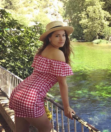 Kelly Brook Shows Off Her Curves On Holiday In France Kelly Brook