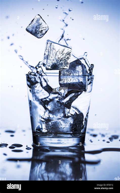Splash Cubitos De Hielo En Un Vaso De Agua Fotografía De Stock Alamy