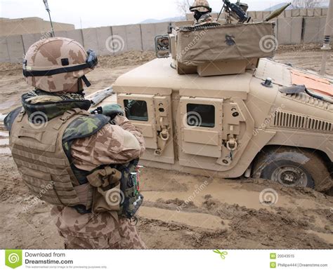 Humvee Sunken Imagem Editorial Imagem De Uniforme Soldado 20043515