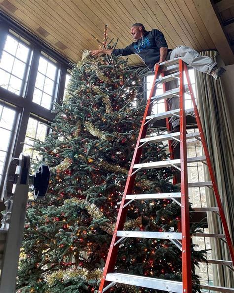 Faith Hill And Tim Mcgraws Huge Christmas Tree Is Going Viral