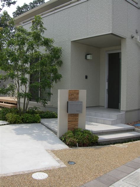 シンプルなデザインの玄関アプローチ | 広島県｜外構 エクステリア｜わが家いいにわ