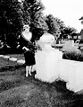 Olivia de Havilland visits Margaret Mitchell's grave. | Olivia de ...