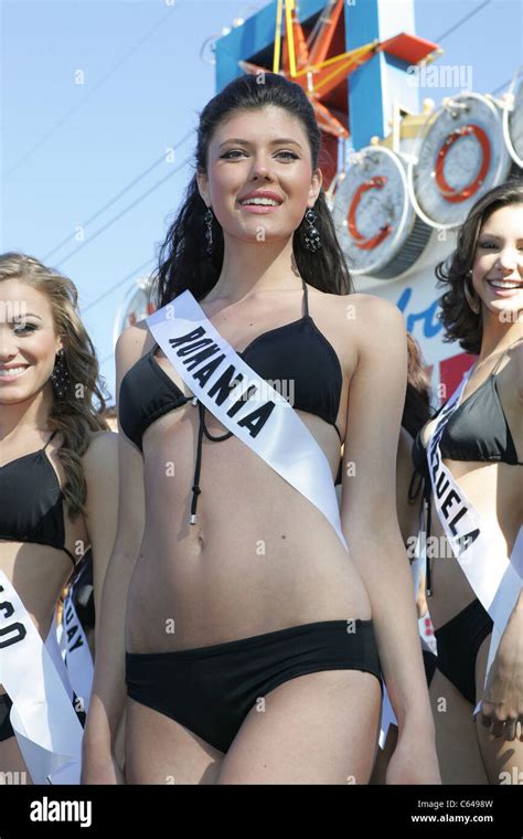 Oana Paveluc Miss Rumänien bei einem öffentlichen Auftritt für Miss