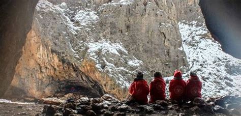 Adventurers Live A Sleep Experience In Caves In The Snow Syrian Times