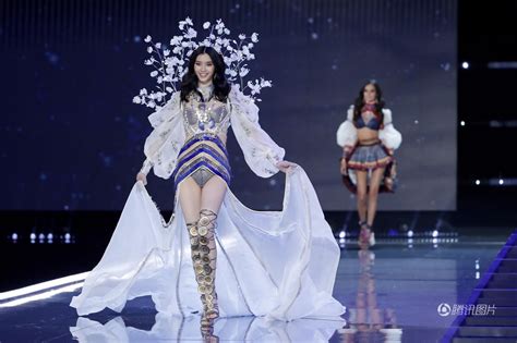 Top Chinese Model Falls During Victorias Secret Show Cgtn