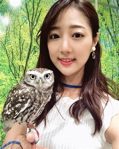 佐々木もよこさんのインスタグラム写真 佐々木もよこinstagram 「はじめてふくろうを触りました🦉‼️﻿ ﻿ たくさんの種類がいる中、とても大きい子がたくさんいて最初ちょっと、びびっ